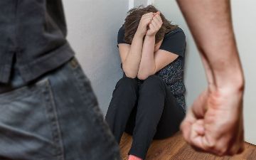 В Узбекистане за четыре месяца текущего года охранные ордера получило почти такое же количество жертв насилия и домогательства как за весь прошлый год