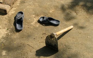 В Намангане мужчина избил супругу кетменем из-за ревности