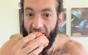 Мужчина решил сесть на диету и начал есть сырое мясо и мозг