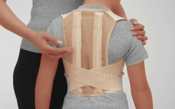 Больше вреда, чем пользы: можно ли с помощью корсета исправить осанку
