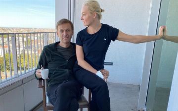 «Когда она рядом, идиотские галлюцинации отступают»: благодарность вышедшего из комы Навального своей жене растрогала соцсети 