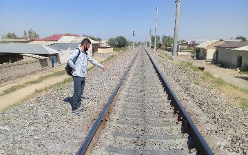 В Самарканде грузовой поезд чуть не сбил парня в наушниках