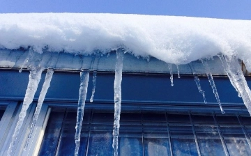 Узбекистанец получил черепно-мозговую травму из-за упавшего с проводов льда