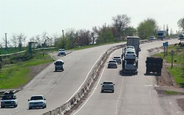 Что делать, если машина впереди в левом ряду едет очень медленно и тормозит поток?