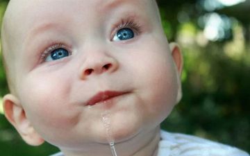 Какие инфекции могут передаваться через слюну?