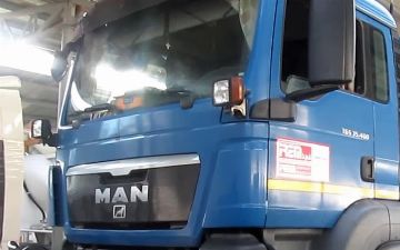 В Ферганской области два грузовика въехали в жилые дома