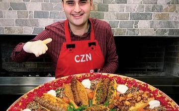 Бурак Оздемир не смог напугать бразильского футболиста Рональдиньо своей выходкой - видео