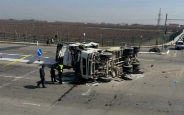 В Бухаре столкнулись грузовик и автобус с пассажирами, есть погибший