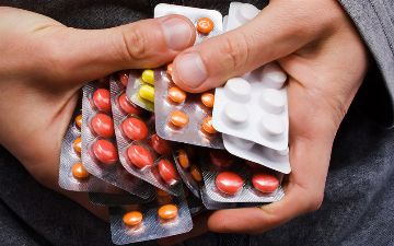 Специалист рассказал, какими препаратами нельзя лечиться при «короне»