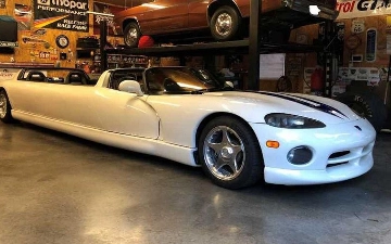 На аукционе продают 7,6-метровый Dodge Viper