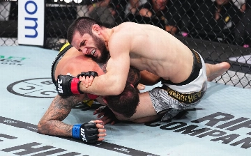 UFC 311: Ислам Махачев защитил пояс, задушив Мойкано в первом же раунде