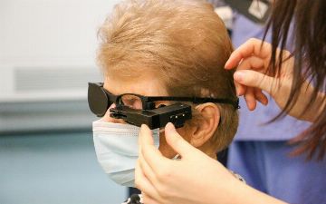 Впервые в мире 88-летней британке установили глазной имплантат и вернули зрение