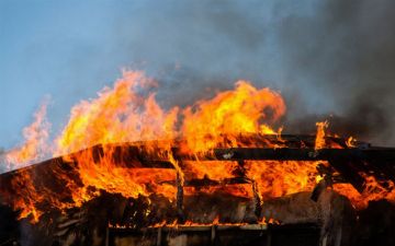 В Навои загорелся текстильный склад