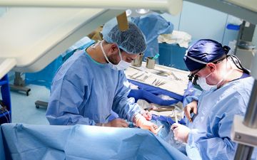 В России врачи удалили у пациента опухоль размером с арбуз — фото