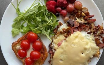 Рецепт сытного омлета с грибами, зеленью и сыром на завтрак 