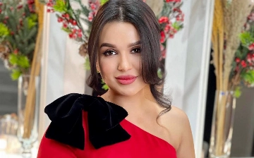 Нилюфар Усманова появилась в заведении в нарядном платье после выступления