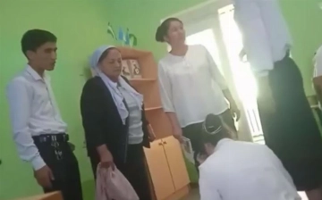 В Намангане директор школы сорвала платок с ученицы (видео)