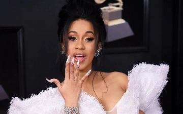 Карди Би бросила микрофон в фаната во время выступления