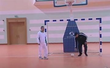 Глава Туркменистана поиграл с министрами в мини-футбол - видео