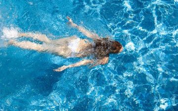 Можно ли купаться и загорать после вакцинации от COVID-19?