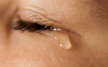 Зачем делать массаж слезного мешка новорожденному — видео