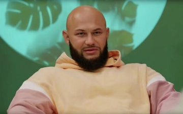 Лучше уже не будет: рэпер Джиган повторил танец Уэнсдэй в купальных шортах — видео