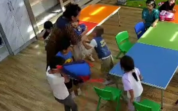 В Андижане женщина ударила воспитанника детсада 