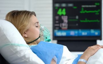 Женщина впала в кому, а когда очнулась, узнала, что она родила дочь