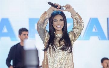 Мунисе Ризаевой подарили новенький Chevrolet Malibu 2 черного цвета - видео