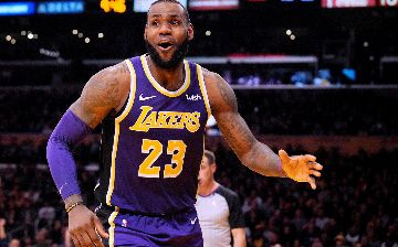 Леброн Джеймс подарил маме роскошный гелик на день рождения — фото 