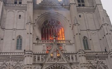 Во Франции загорелся собор Святых Петра и Павла XV века