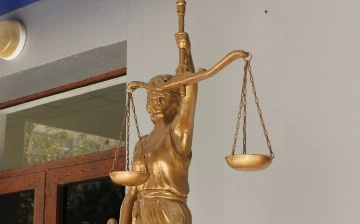 В Бухаре вынесли приговор мужчине, зарубившему незрячую мать топором 