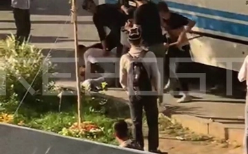 В Самарканде водители и кондукторы автобусов устроили жестокую драку из-за пассажиров — видео