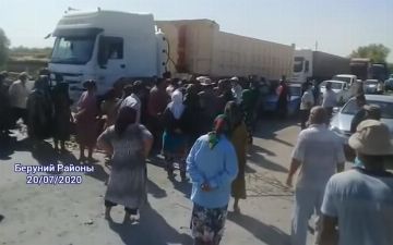 В Каракалпакстане люди перекрыли магистральную дорогу Нукус-Ташкент из-за нехватки воды 