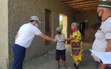 В Бухаре 50 тысячам членам нуждающихся семей раздали по 200 тысяч сумов