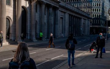 Великобритания первой в мире разрешила использовать вакцину AstraZeneca от коронавируса