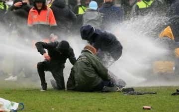 Нидерландцы протестуют против мер правительства по борьбе с COVID-19