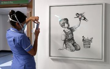 Бэнкси выставит на аукцион работу, посвященную борющимся с Covid-19 медикам