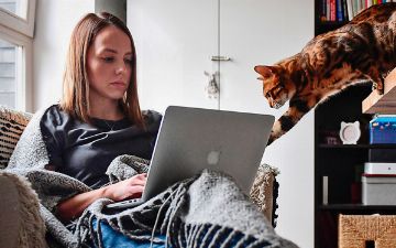 Врач рассказала о негативном влиянии удаленной работы на здоровье