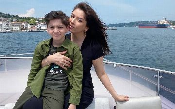 «Обмазывают глиной с земли»: Рано Шодиева показала из чего делают грим для ее сына