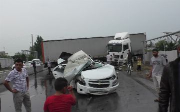 Серьезное ДТП: в Андижане грузовик врезался в припаркованную «легковушку»
