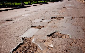 Объясняем водителям Узбекистана, почему не следует тормозить перед ямами на дороге