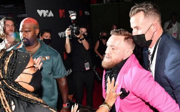 Макгрегор едва не подрался с американским рэпером на красной дорожке - видео