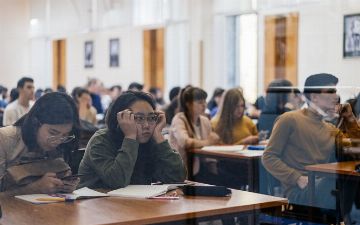 Ашхабадских студентов обязали всегда носить с собой одну из книг Гурбангулы Бердымухамедова<br>