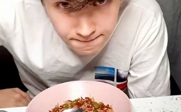 Блогеры в TikTok начали кушать целые тарелки червей и опарышей за лайки и подарки – видео