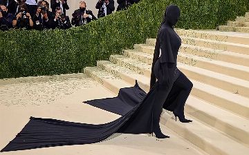 Крис Дженнер рассказала, с какими трудностями столкнулась Ким Кардашьян со своим нарядом на Met Gala 