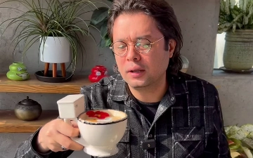 Отабек Махкамов посетил популярное заведение Сеула – Poop Cafe