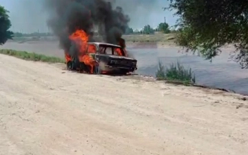 В Кашкадарье сгорел «Жигули»: внутри автомобиля нашли тело (видео)