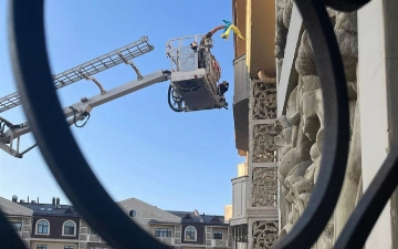 Правоохранители сняли украинский флаг с балкона новостройки в Ташкенте