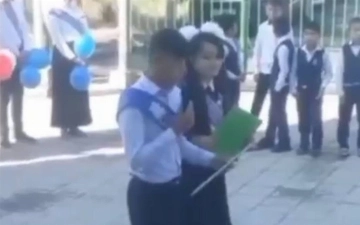 В Узбекистане во время линейки выпускник заматерился на всю школу